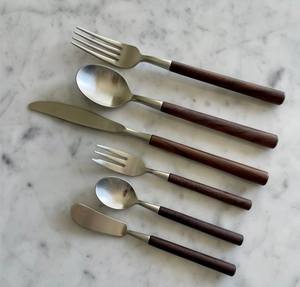 Couverts en acier inoxydable de qualité supérieure avec manche en bois fabriqués pour des expériences culinaires élégantes, parfaits pour les cadeaux - Product Image 2