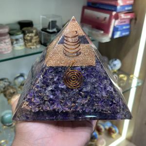 Pyramide d'orgonite en améthyste naturelle polie de grande taille avec bobine de cuivre, énergie de guérison, équilibrage des chakras, méditation, décoration en cristal - Product Image 6