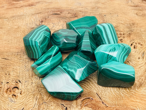 Pierre de Malachite Naturelle Originale de Qualité Supérieure, Sculptée Irrégulièrement, 20-30mm, pour Reiki, Feng Shui, Porte-Bonheur et Décoration Intérieure - Vente en Gros - Product Image 2