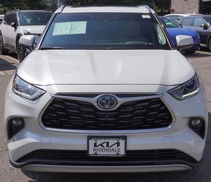 Super propre utilisé 2024 Toyot_a Highlander hybride Platinum AWD avec siège en cuir démarrage à distance Bluetooth sièges de troisième rangée toit ouvrant - Product Image 1