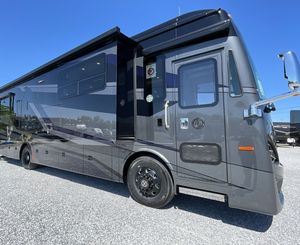 Camping-car Tiffin Phaeton d'occasion très économique 2022-2024, construction en acier/aluminium/plastique, intérieurs spacieux, 4-6 personnes - Product Image 1