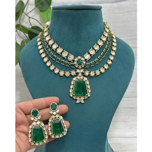 Ensemble de collier et de boucles d'oreilles en pierres de moissanite polki doublet plaquées or de qualité supérieure, magnifique, pour collection de vêtements de mariage - Product Image 1