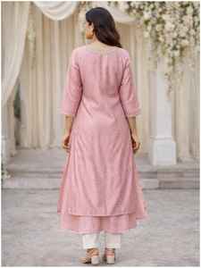 Conjunto de Kurta Lavable de Seda/Algodón Satinado Rosa con Bordado, Cuello Doble Capa, Manga Raglán y Pantalones Rectos - Product Image 3