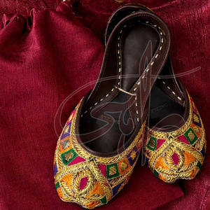 Vente en gros de Khussa pour femmes de qualité supérieure, marque privée, semelle extérieure en cuir antidérapante, design personnalisable, prix abordable - Product Image 4