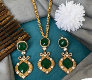 Bellissimo doppietto ciondolo Polki Kundan con orecchini con smalto oro opaco Set di gioielli alla moda - Product Image 4