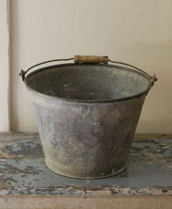 Seau de jardinière rustique en métal galvanisé avec dessin de maison de campagne, parfait pour les arrangements floraux de patio de ferme - Product Image 2