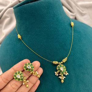 Conjunto elegante de collar de cadena de diseñador con acabado Dorado de la mejor calidad con pendientes para colección de ropa de boda para mujeres y niñas - Product Image 1