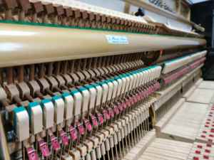 Piano Vertical Yamaha US7X Negro para Músicos Profesionales, Piano Japonés de Segunda Mano, Madera Sólida, 88 Teclas, US US-7X US - Product Image 5