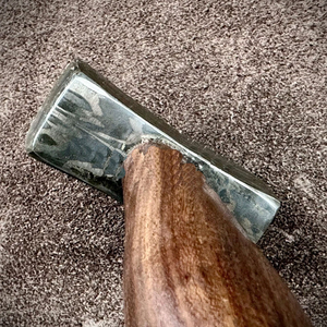 Martillo de Acero de Damasco Hecho a Mano con Nuevo Diseño Profesional y Mango de Madera para Uso en Campamentos, Bricolaje y OEM, Herramienta Manual de Alta Durabilidad - Product Image 5