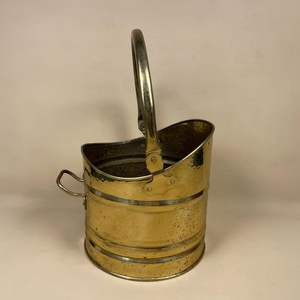 Cubo de carbón de latón antiguo bellamente detallado hecho por artesanos expertos para la decoración del hogar y el almacenamiento de la chimenea encanto único - Product Image 1