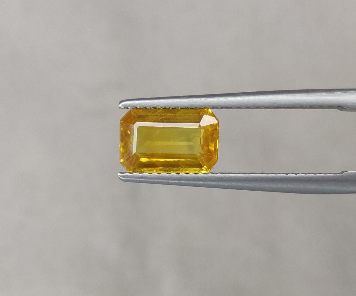 สีเหลือง