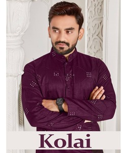 Ensemble de pyjama arabe bleu marine AchkanBandhgalaSherwaniKurtaPajama pour hommes en tissu d'hiver en coton avec design élégant de chaîne de bouton de col - Product Image 3