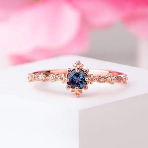 แหวนหมั้นเงินแท้ 925 ประดับอเล็กซานไดรต์ทรงเหลี่ยม แหวนแต่งงานผู้หญิงแบบหินเดี่ยว ตัวเรือนแบบหนามเตย ดีไซน์หรูหราสง่างาม - Product Image 1