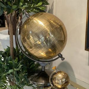 Escultura de globo de aluminio sólido de alta calidad con acabado dorado Diseño antiguo para centro de mesa Venta de metal - Product Image 2