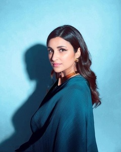 Sari Chinnon Étnico Indio de Diseño Real, Última Moda Exclusiva para Fiestas, Bodas y Novias, Tendencia para Mujeres - Product Image 2