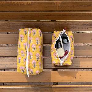 Sac de maquillage en gros imprimé floral écologique fabriqué en Inde pochette cosmétique matelassée durable fermeture à glissière résistant à l'eau - Product Image 4