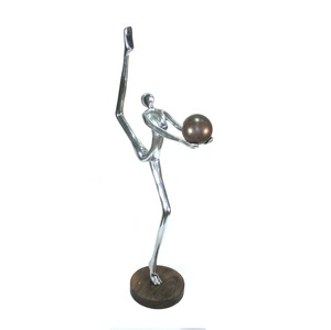 Decoración moderna para el hogar Escultura abstracta de metal de aluminio única Estatua de mesa elegante para interiores de oficina de lujo Opciones de impresión personalizadas - Product Image 1