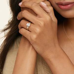 Anillo de Compromiso con Tres Diamantes de Corte Ovalado y Diseño Único para Cada Ocasión - Product Image 3