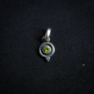 จี้พลอยเพอริดอททรงกลมสีเงินสเตอร์ลิง925ตั้งเป็นหนามเตยประเภทจี้นำโชคแบบอินเดีย - Product Image 1