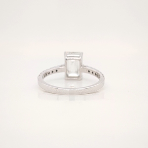 Anillo de Compromiso Lurba Jewels con Moissanita de Corte Esmeralda de 2 Quilates, Anillo de Boda de Lujo en Plata de Ley 925, Regalo para Mujer - Product Image 3