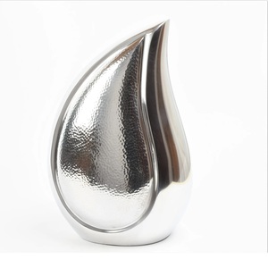 Urne funéraire en métal brillant en forme de larme, argent poli martelé, design personnalisé, urne en métal pour adulte pour la mémoire familiale - Product Image 3