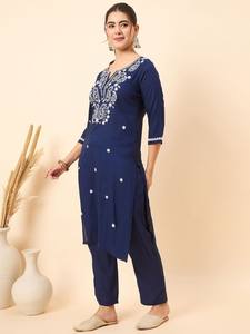 Femmes ethnique bleu motifs ethniques brodés col cranté Kurta avec pantalon indien pakistanais salwaar kameez - Product Image 2