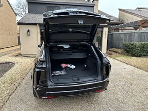 2023 Lyriq RWD Debut Edition 340-HP EV Crossover, batería de 102-kWh, en su mayoría sin modificar - Product Image 5