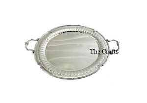 Ensemble de plateaux de service en acier inoxydable et en laiton de trois tailles différentes pour chocolats à usage hôtelier - Product Image 3