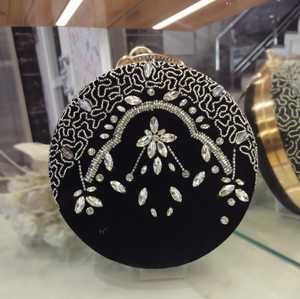 Pochette de forme ronde de luxe faite à la main pour les mariages, fêtes et événements Décoration de perle de sac à main de soirée durable et brodée - Product Image 1