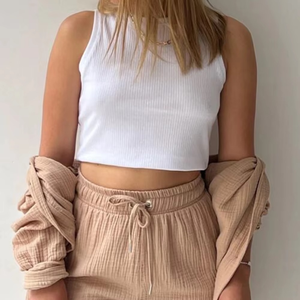 Conjunto de pantalones cortos y camisa Beige brillante arrugada de ajuste Regular informal personalizado de alta calidad Conjunto de pantalones cortos de 2 piezas de color sólido para mujer - Product Image 3