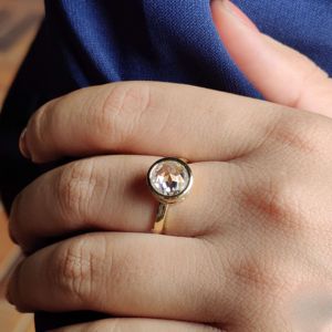 Moissanite único y brillante anillo de compromiso de boda de oro de 10K para mujeres para un día especial - Product Image 3