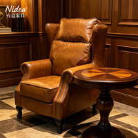 Fauteuil classique vintage fait main en cuir véritable, fauteuil individuel à accoudoirs roulés et garniture cloutée pour salon et villa