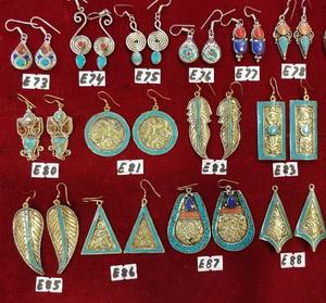 Pendientes de Moda para Niños, de Aleación de Cobre Plateado con Coral, Hechos a Mano en Nepal - Product Image 5