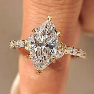 Bague de fiançailles florale en diamant de laboratoire de forme marquise, inspirée de la nature, certifiée IGI, or avec 8 pierres latérales par Unii Jewels - Product Image 1