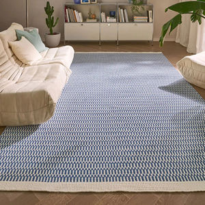 Alfombra de lana pura lujosamente suave en patrón Ikat moderno y elegantes tonos azules Laura antideslizantes para refrescar la calma en los espacios habitables - Product Image 1