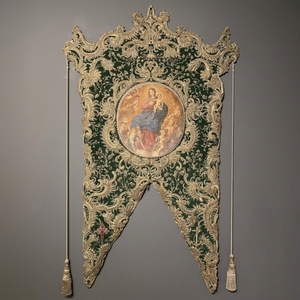 Elegante Estandarte Litúrgico de Terciopelo con Diseño de Cola de Golondrina, Bordado a Mano con Hilo Metálico Dorado, Estandarte Religioso Católico con Icono de la Virgen María - Product Image 1