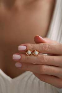 Boucles d'oreilles clous en argent sterling 925 plaqué or 14 carats avec nacre et émail, motif petit soleil, style céleste pour tous les jours - Product Image 2