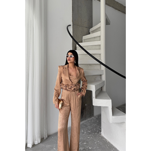 Conjunto de Traje de 3 Piezas para Mujer en Jacquard Beige, Incluye Chaqueta, Pantalones y Blusa - Product Image 5