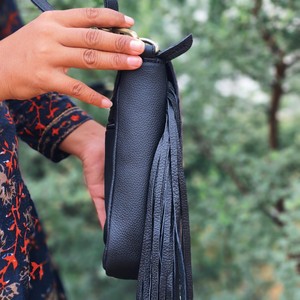 Vente en gros de sac à main à bandoulière de style bohème marron 100% sac à franges en cuir véritable avec pompon à rabat Western à la mode - Product Image 4