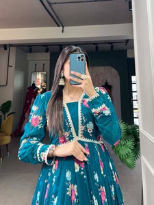 ล่าสุดขายส่งผ้า Georgette พิมพ์ลายดอกไม้ชุด Alia Cut สําหรับผู้หญิง - Product Image 2