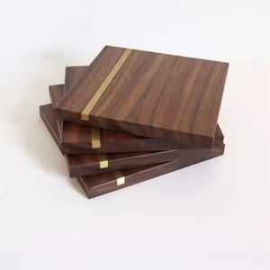 Posavasos hechos a mano posavasos cuadrados de madera natural con borde de corteza de manglar único y detalles de nogal por Artesanías de media luna - Product Image 1