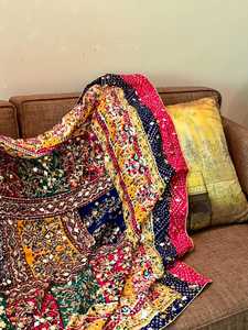 Nuevo Lanzamiento, Dupatta de Seda Hecha a Mano por Diseñadores, Borde de Encaje Dorado, Patrón Floral, Trabajo de Espejo, Estilo Étnico Multicolor, Chal de Chinon - Product Image 2