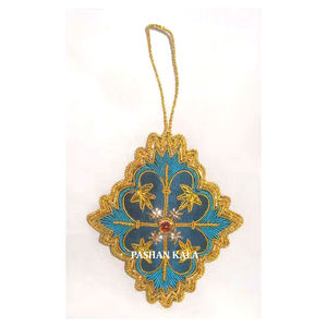 Adorno Navideño Colgante de Diseño Indio Muy Popular, de Alta Calidad, Color Verde, Forma Cuadrada, Bordado con Hilo Dorado y Cuentas - Product Image 1