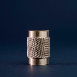 Bouton de porte en or design simple pour usage intérieur et extérieur Poignée moderne élégante pour bureau à domicile Chambre Quincaillerie de porte durable - Product Image 2