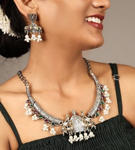 Ensemble de bijoux en argent oxydé fait à la main, collier et boucles d'oreilles tribaux, cadeau pour elle - Product Image 1