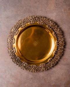 Placa de cargador de latón artesanal antigua con diseños florales intrincados perfectos para decoraciones de mesa de comedor tradicionales en casa - Product Image 2
