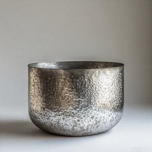 Maceta texturizada de niebla plateada con brillo de martillo profundo construida para adaptarse al estilo interior moderno o declaraciones de patio Premium - Product Image 5