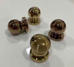 Poignées et boutons de porte en acier inoxydable fabriqués en Inde pour les armoires et les tiroirs, pour les portes de cuisine et de chambre à coucher, laiton, aluminium, bois - Product Image 1