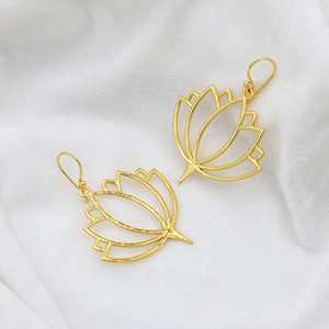 Pendientes colgantes de latón hechos a mano con diseño de flor de loto floral étnico elegante para mujer para fiesta y ropa Formal acentos de perlas de diamantes - Product Image 5