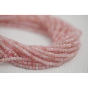 Chaîne de perles en opale rose facettée de forme cubique - Product Image 2